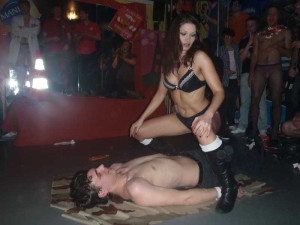 stripteaseuse tours Luna